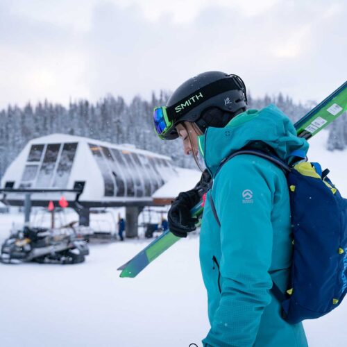 Un skieur se dirigeant vers l'ascenseur à Banff Sunshine dans les Rocheuses canadiennes.